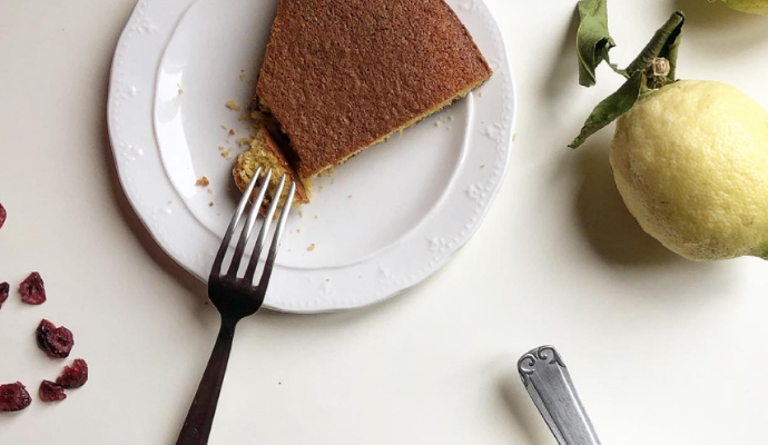 Torta di farina di mais al profumo di limone