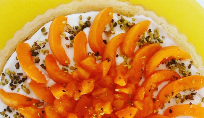 Crostata morbida con crema di yogurt e albicocche