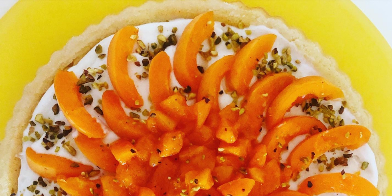Crostata morbida con crema di yogurt e albicocche