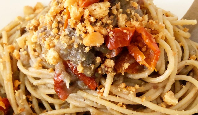 Spaghetti integrali alla crema di melanzane, pomodori secchi e briciole di taralli