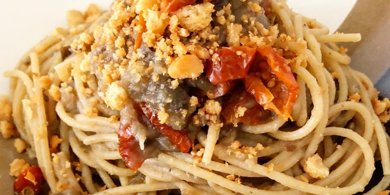 Spaghetti integrali alla crema di melanzane, pomodori secchi e briciole di taralli