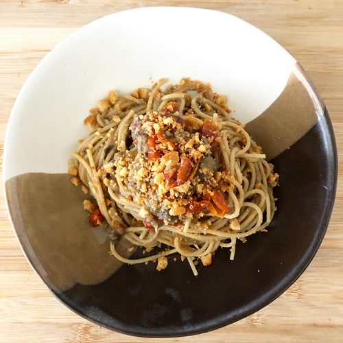spaghetti melanzane pomodori secchi briciole di taralli