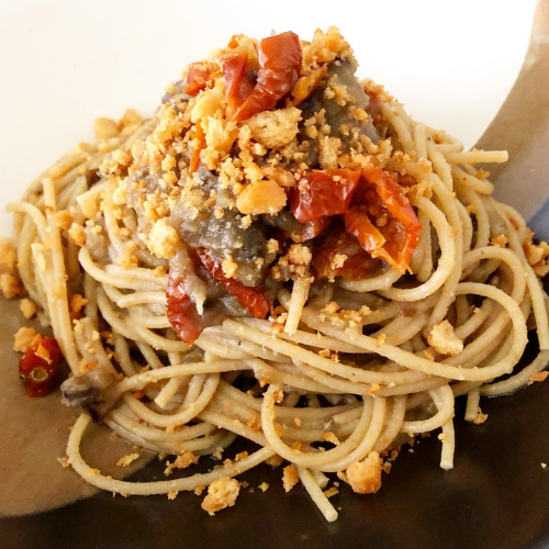 spaghetti melanzane pomodori secchi briciole di taralli