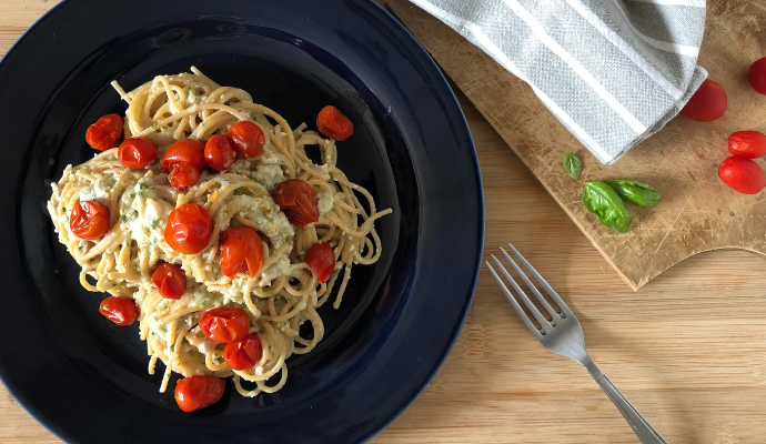 Spaghetti con crema di mandorle e basilico e pomodorini caramellati