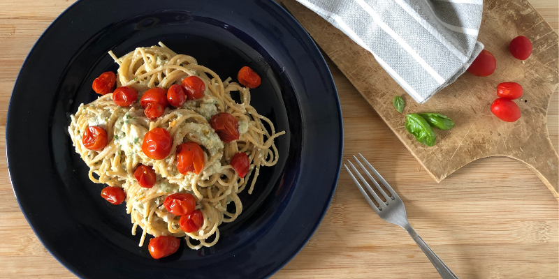 spaghetti con crema di mandorle e basilico e pomodorini caramellati