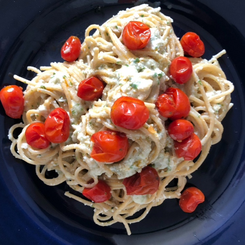 spaghetti con crema di mandorle e basilico e pomodorini caramellati